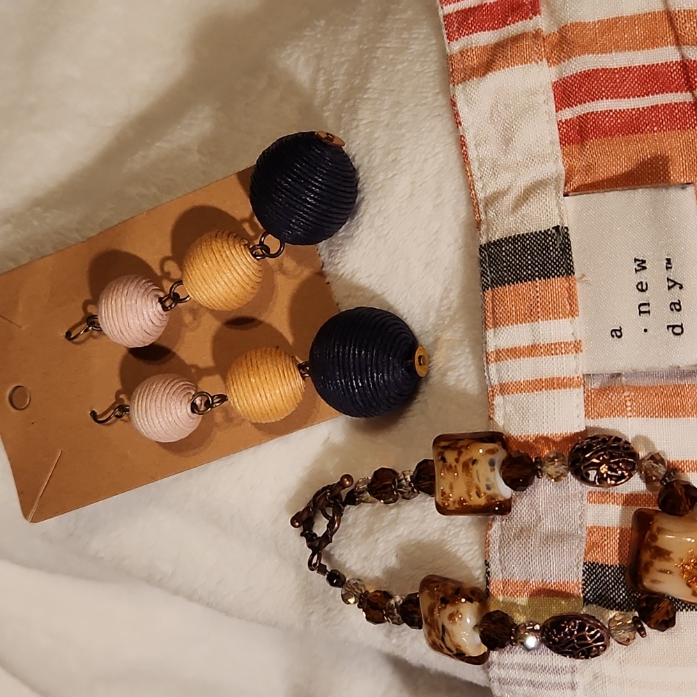 Short sleeve top. Fall colors. Linen and rayon. Comes with earrings and bracelet
